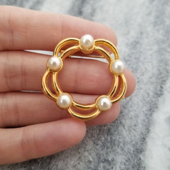 Vintage Gold Tone Wreath Brooch with Faux Pearls, Lapel Pin, Estate - Picture 2 of 5